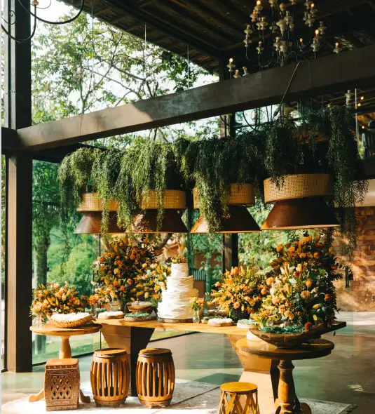 mesa com arranjos de flores